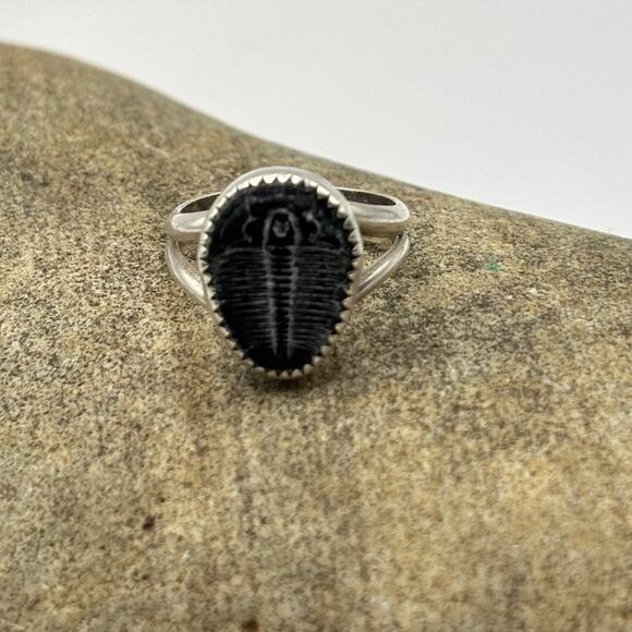 Vintage 1970's Trilobite Fossil Ring in Serling Silver Size 6 - Picture 3 of 6